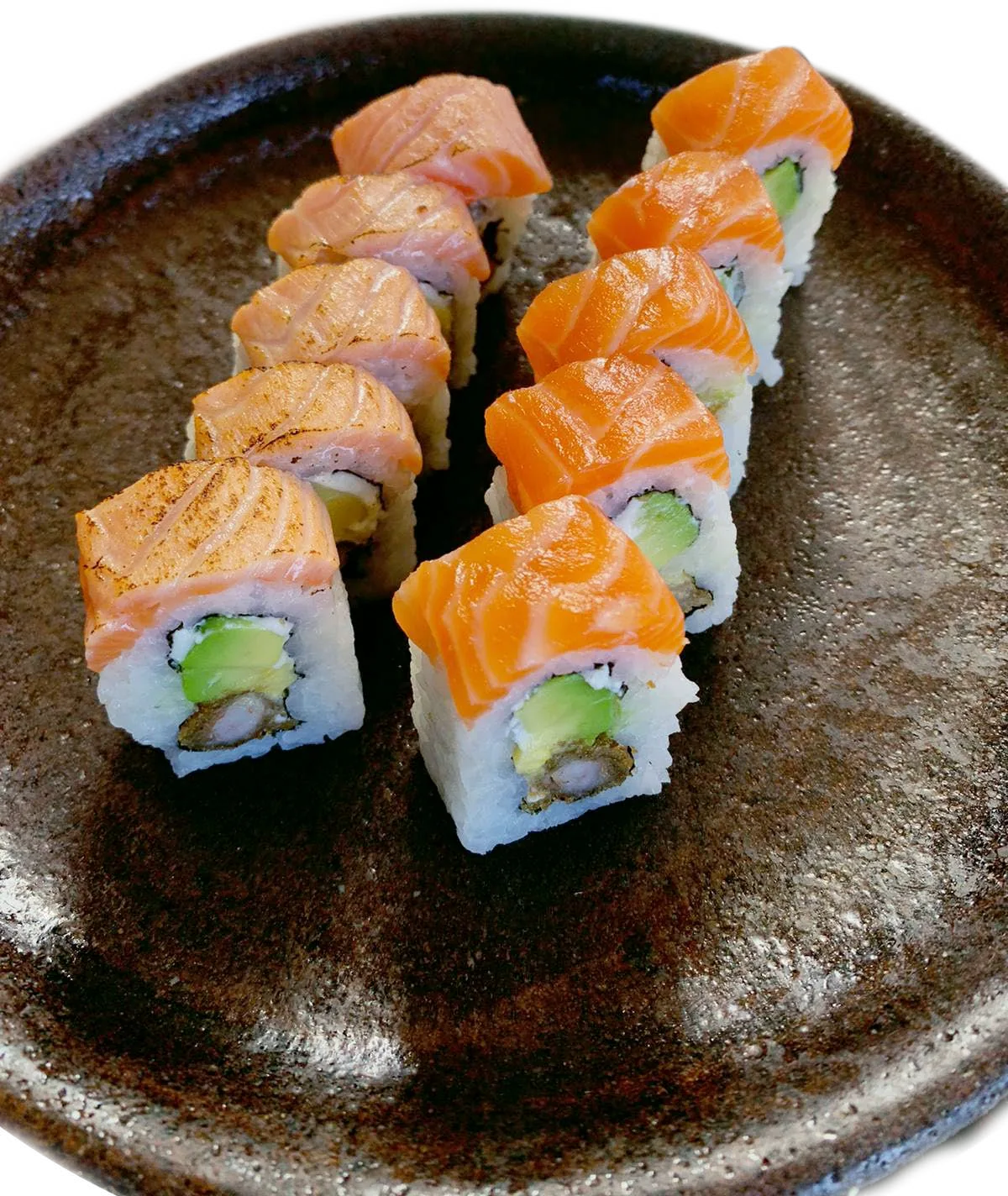 Dragon Sushi: uramakis cobertos com fatias de salmão, sobre prato escuro.