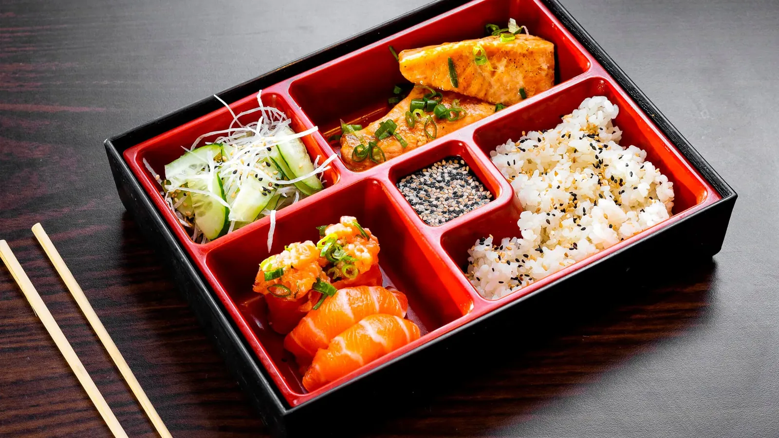 Obentô: caixa laqueada com sashimi, sushi, gohan e acompanhamentos.