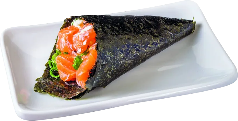 Temaki de salmão com cebolinha e gergelim, no prato branco.